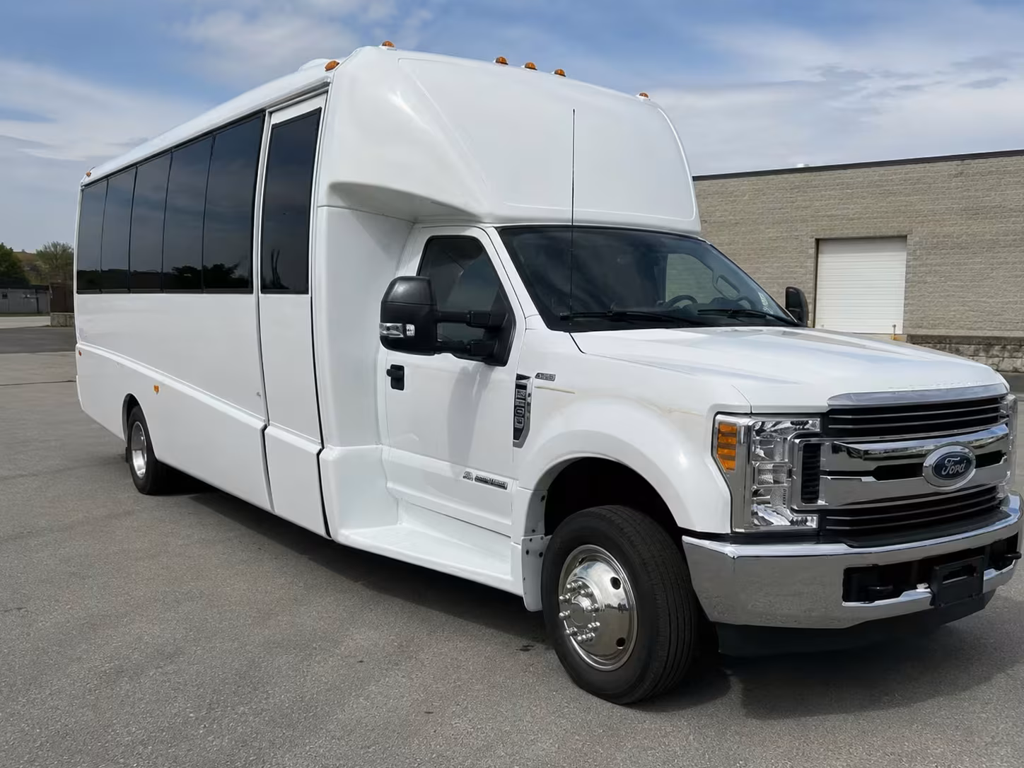 downey minibus rentals for lax and lgb airport pickups